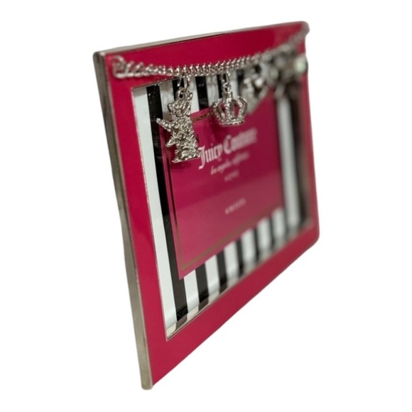 NWOT Juicy Couture 4x6 Pink/Black/White Metal frame With Silver Chain & Charms - Picture 2 of 3